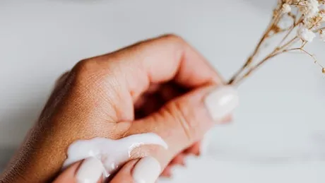 (P) Cum alegi crema de mâini potrivită atunci când vrei o îngrijire inspirată din natură
