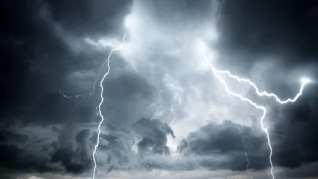 Ce să nu faci niciodată în casă atunci când afară sunt fulgere. Îți pui viața în pericol