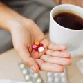 Suplimentele pe care nu ar trebui să le iei niciodată cu cafea. Greșeala de dimineață care poate reduce efectul vitaminelor