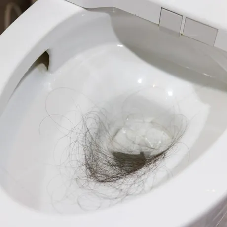 De ce nu e bine să arunci părul în vasul de toaletă. Ce trebuie să faci cu el, de fapt