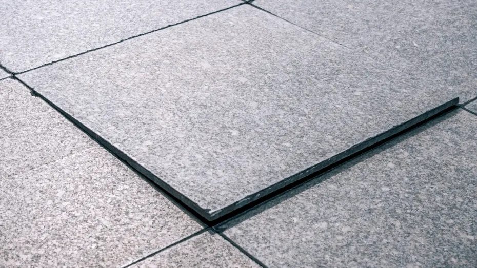 De ce se ridică sau crapă gresia? Principalele cauze și cum să previi dezastrul din casă