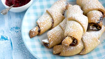 Rețeta tradițională de cornulețe fragede și delicioase. Secretul gospodinelor pentru aluat perfect