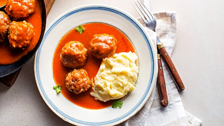 Chiftele de porc din gama Bunătăți de la Cris-Tim în sos de roșii cu piure cremos