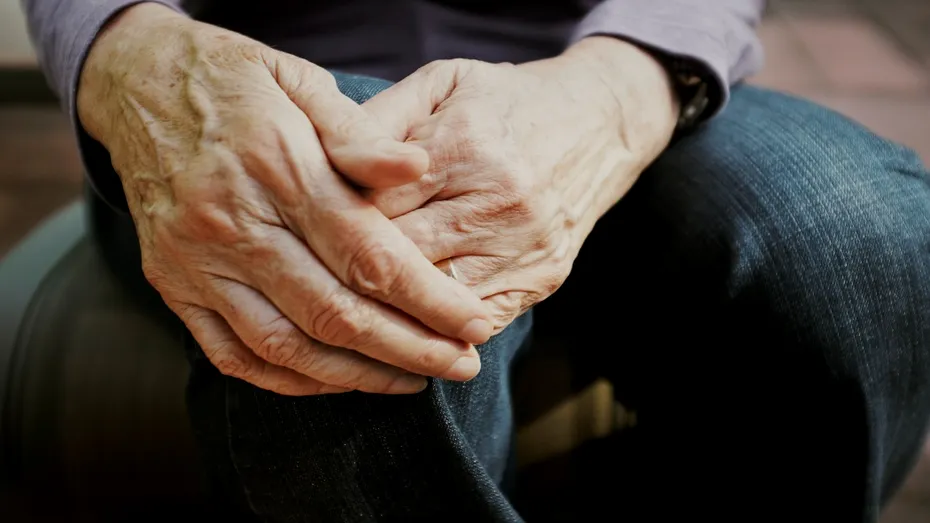 Boala Parkinson începe cu ani buni înainte de tremur. Semnalele tăcute la care să fii atent