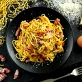 Rețeta „extra cremoasă” de paste Carbonara prin adăugarea unui ingredient obișnuit! Nu, nu puneți smântână