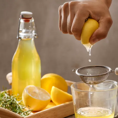 Băutura naturistă din trei ingrediente care te poate scăpa de balonare și constipație! Se bea doar dimineața, pe stomacul gol