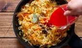 Rețetă varză călită de post! Un ingredient banal îi dă un gust de neuitat. Așa o preparau bunicile