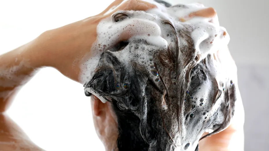 Ce să pui în șampon ca să nu îți mai cadă părul. Remediul natural care te ajută