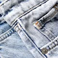 La ce folosesc niturile de pe blugi? Nu par să aibă nicio utilitate, însă au un rol important