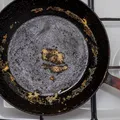 Cum să cureți tigaia de fontă de grăsime și arsură. Trucul cu sare care nu-ți strică tigaia