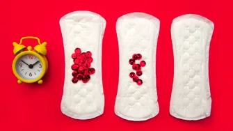 De ce menstruația „se schimbă” vara: ce se întâmplă în corpul tău când temperaturile cresc