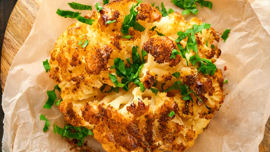 Conopidă la cuptor - rețetă ieftină, dietetică, rapidă. Cât se lasă la copt ca să fie perfect pătrunsă și cu o crustă delicioasă