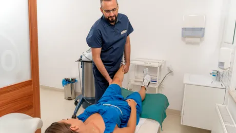 Sporturile de vară și riscurile lor: cum prevenim entorsele și fracturile? Sunt articulațiile noastre pregătite pentru fotbal pe teren sintetic, volei pe plajă sau wakeboarding?