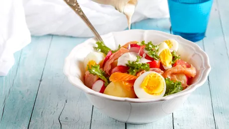8 rețete ușoare și delicioase de dressing pentru salate