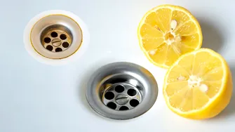 5 moduri de a curăța casa cu lămâie. Scapi ușor de petele de pe tăvi și duș