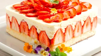 Desertul ideal al verii. Cum prepari o prăjitură pufoasă cu căpșuni din câteva ingrediente