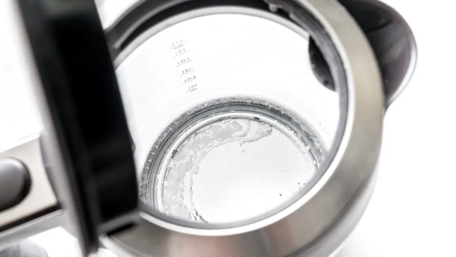 Cum să scapi rapid de calcar din fierbătorul electric și să ai apă curată