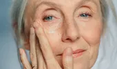 Rutina de îngrijire a pielii care poate „șterge” până la 10 ani de pe chip, fără bisturiu. Secretul unui chirurg estetician
