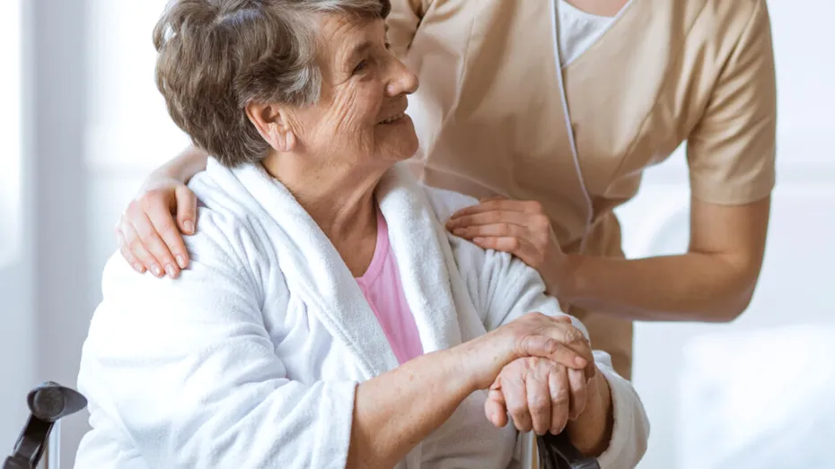 Recuperarea fizică la vârstnici: cum ajută geriatria la menținerea mobilității