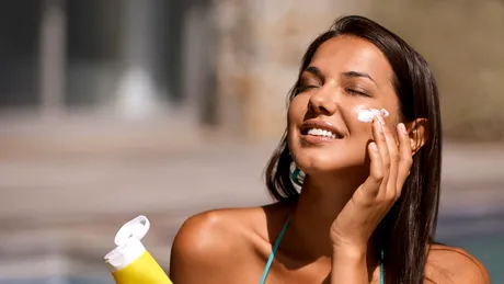Cel mai probabil aplici crema cu SPF incorect. Iată ce spun dermatologii