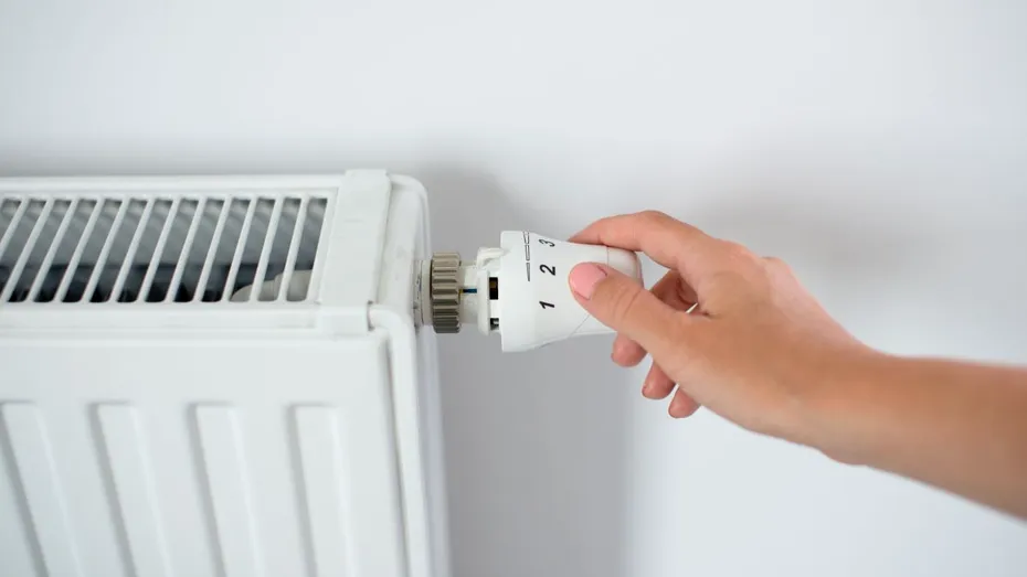 De ce curge apă din robinetul caloriferului? Așa remediezi problema, fără a apela la un instalator