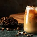 Iced latte fără cofeină, gata în câteva minute. Rețeta Mayo Clinic, cu doar 84 de calorii per porție