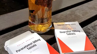 De ce nu e bine să iei paracetamol după ce bei alcool, pentru a preveni mahmureala