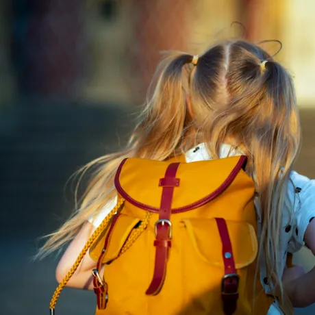 Caz șocant la Botoșani! O elevă de clasa a treia a fost umilită de profesoara ei, care a oferit cadouri tuturor copiilor mai puțin celei mici. Ce spune tatăl fetiței