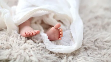 Înfășarea bebelușului: cum se face corect, care sunt riscurile dacă îl înfășăm prea strâns