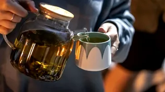 Cel mai eficient ceai pentru durerile de gât: are efect antiinflamator și antibacterian, dar puțini îl cunosc