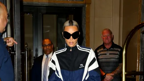 Kim Kardashian, comparată cu o albină după ce s-a afișat cu o pereche uriașă de ochelari de soare
