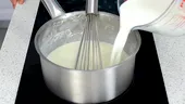 Ecuația sosului Bechamel fără cocoloașe. Cât lapte trebuie să pui, în funcție de cât unt și făină folosești
