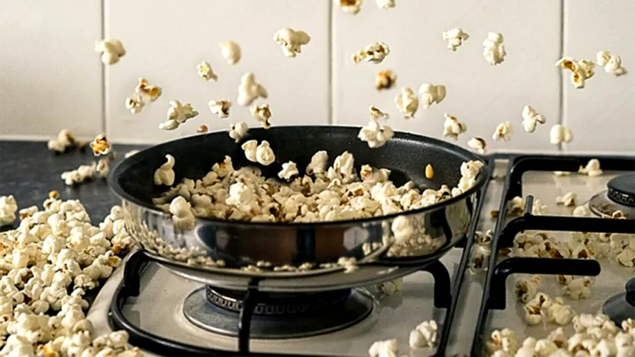 De ce sare popcornul, de fapt. Un fizician român a găsit explicația