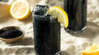 Limonada neagră, băutura care a cucerit internetul. Ajută la eliminarea toxinelor din organism și poate susține procesul de slăbire
