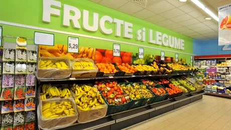 Motivul „viclean” pentru care unele supermarketuri pun fructele și legumele în partea din față a magazinelor