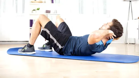 Câte abdomene ar trebui să poți face la 20, 30, 40, 50 și 60 de ani. Este un indicator pentru sănătate
