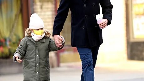 Bradly Cooper, un tătic super sexy. Cum a fost suprins de paparazzi