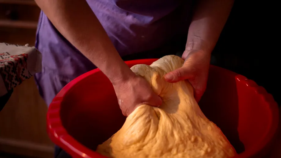 Cât timp trebuie să stea aluatul pentru cozonac la dospit. Va ieși pufos și se va desface fâșii