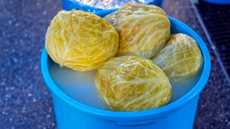 Semnele care îți arată că ai pus prea puțină sare în varza murată