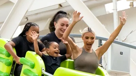 Kim Kardashian, timp de calitate cu copiii, în parcul de distracții. Nu au ratat roller-coaster-ul