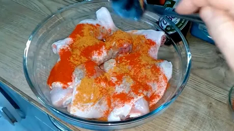 Condimentul pe care sa nu-l pui niciodată pe carnea de pui. Îi oferă un gust intens de ars și amar