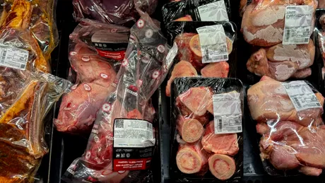 Ce ascunde lichidul roșiatic din carnea ambalată? ANPC trage un semnal de alarmă chiar înainte de sărbători