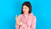 Te dor oasele când se schimbă vremea? 5 remedii rapide pentru a scăpa de dureri articulare