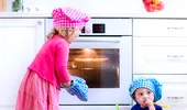 Cum să ții copiii mici în siguranță în bucătărie cât gătești