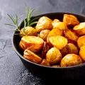 Cum prepari cartofi perfect rumeniți la cuptor. Vor avea o crustă crocantă și un gust delicios