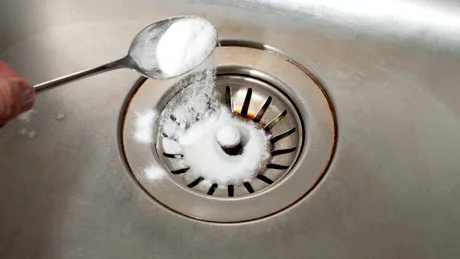 Ce se întâmplă, de fapt, dacă torni câteva linguri de sare în chiuvetă