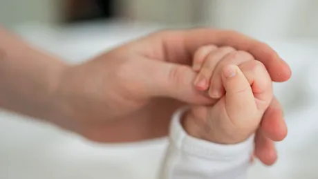 Un bebeluș a murit la două zile de la nașterea într-o maternitate privată din Craiova. Părinții fac acuzații grave: „Copilul s-a născut sănătos”