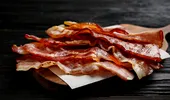 Cum să faci bacon crispy fără să-l mai pui în tigaie. Ai nevoie doar de un ingredient