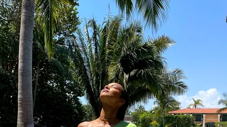 Undă verde la bikini! Cum să porți costumul de baie neon, ca o vedetă