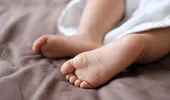 Primele rezultate ale autopsiei în cazul băiețelului de 2 ani găsit mort într-un apartament din Galați